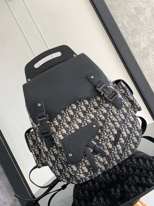 this Large Gallop Backpack Features A Stylish, Original Design With A Saddle-