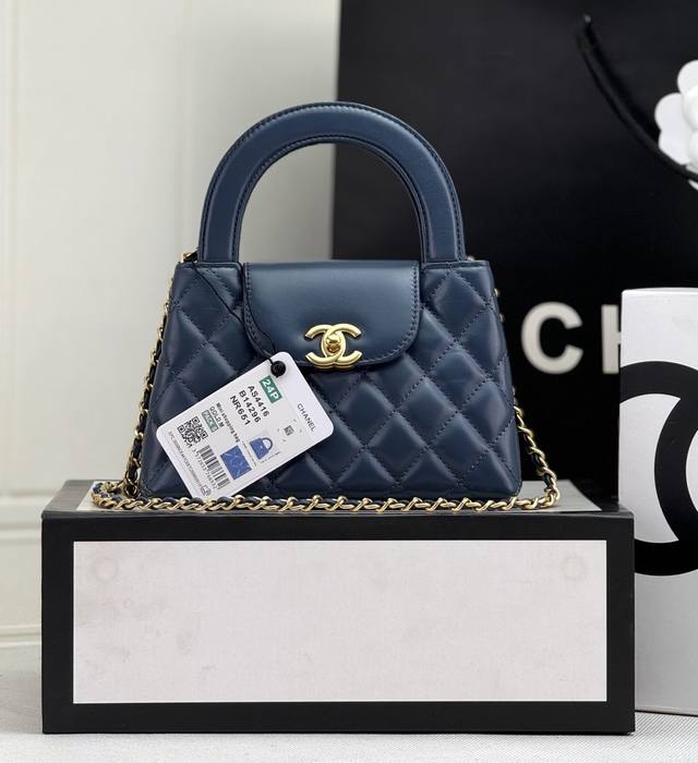 25C Kelly Handle Bag Fashion Is A Cycle. The Popular Vintage Kelly Is Redesig