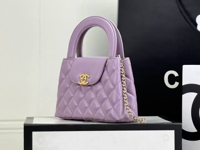 25C Kelly Handle Bag Fashion Is A Cycle. The Popular Vintage Kelly Is Redesig