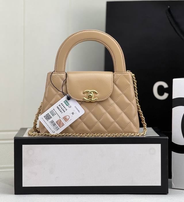 25C Kelly Handle Bag Fashion Is A Cycle. The Popular Vintage Kelly Is Redesig