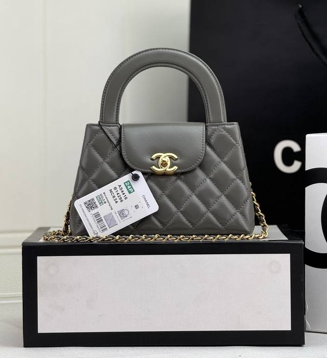 25C Kelly Handle Bag Fashion Is A Cycle. The Popular Vintage Kelly Is Redesig