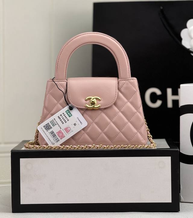 25C Kelly Handle Bag Fashion Is A Cycle. The Popular Vintage Kelly Is Redesig