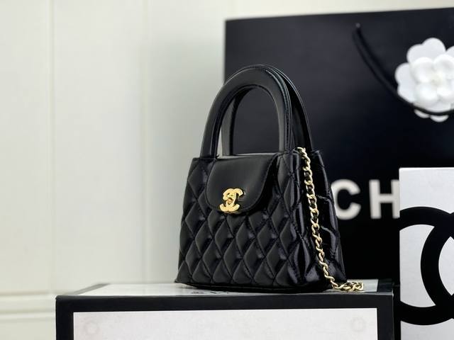 25C Kelly Handle Bag Fashion Is A Cycle. The Popular Vintage Kelly Is Redesig