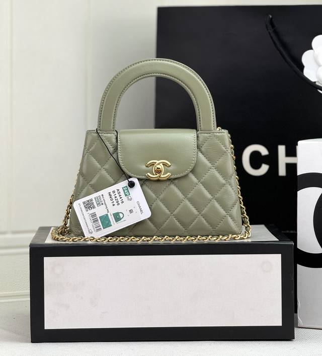 25C Kelly Handle Bag Fashion Is A Cycle. The Popular Vintage Kelly Is Redesig
