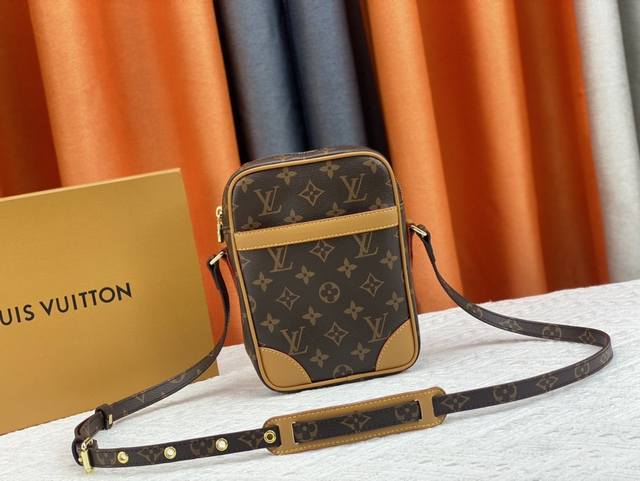 44200 M45266A Classic Shoulder Bag This Bag Is Made Of Monogram Canvas And Co