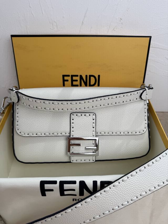 Genuine The Latest Baguette Handbag Is Full Of Personality, Bold And Innovative,
