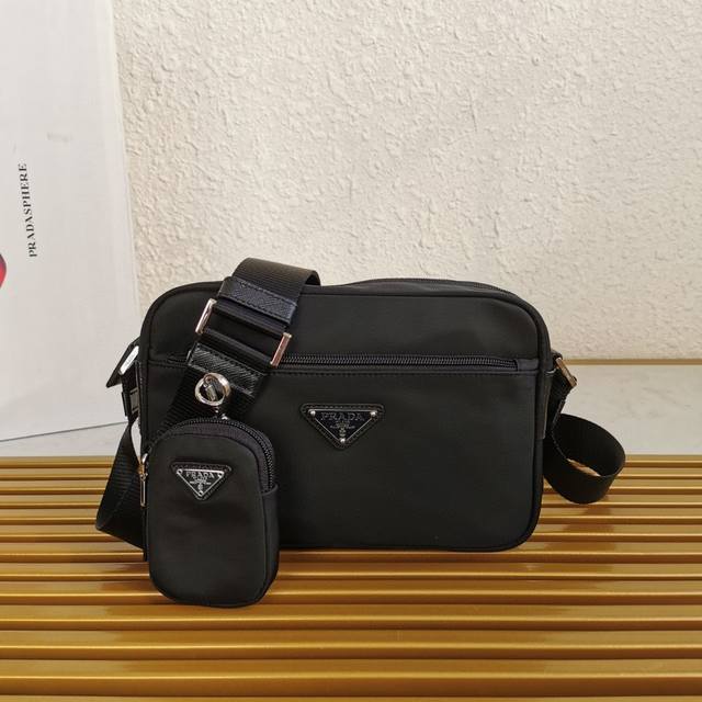 New Three-In-One 1Bc167 This Rectangular Shoulder Bag Has A Compact Design And P