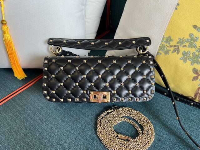Model: 1071 - Rockstud Spike Bag With Quilting And Small Rivets - Adjustable And