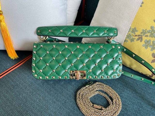 Model: 1071 - Rockstud Spike Bag With Quilting And Small Rivets - Adjustable And