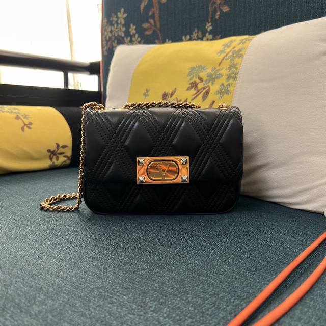 Small Model:2002 Garavani Quiltie 67 Small Lambskin Chain Bag Quilted Structure