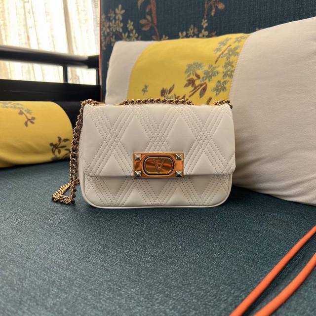 Small Model:2002 Garavani Quiltie 67 Small Lambskin Chain Bag Quilted Structure