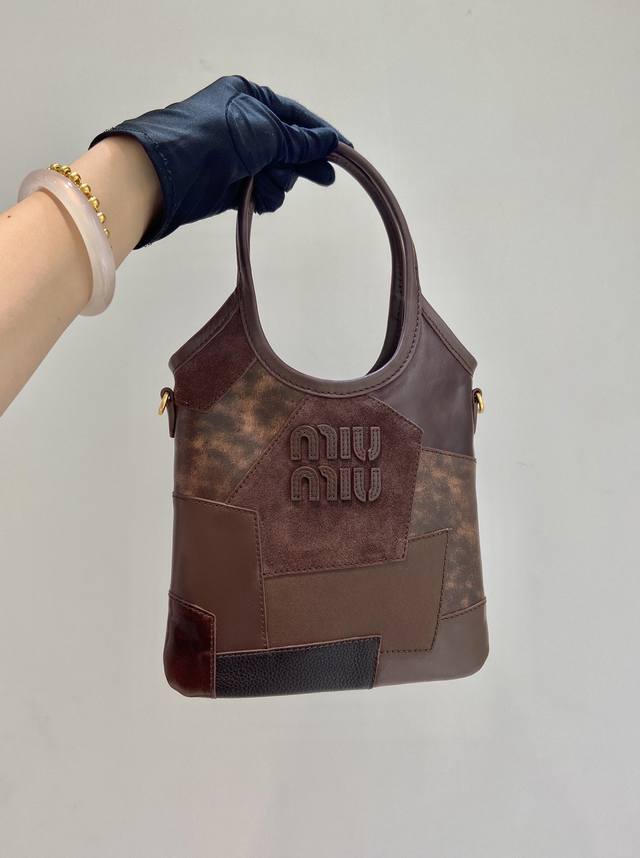 New 5Ba281 Small This Ivy Leather Handbag Is Decorated With Metal Details And Le