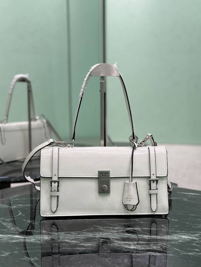 25Ss New Spring/Summer This Leather Handbag Is Inspired By A Formal Briefcase