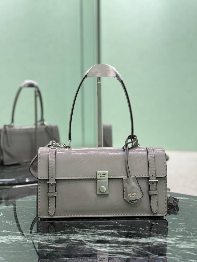 25Ss New Spring/Summer This Leather Handbag Is Inspired By A Formal Briefcase
