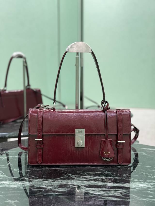 25Ss New For Spring And Summer This Leather Handbag Is Inspired By A Formal B