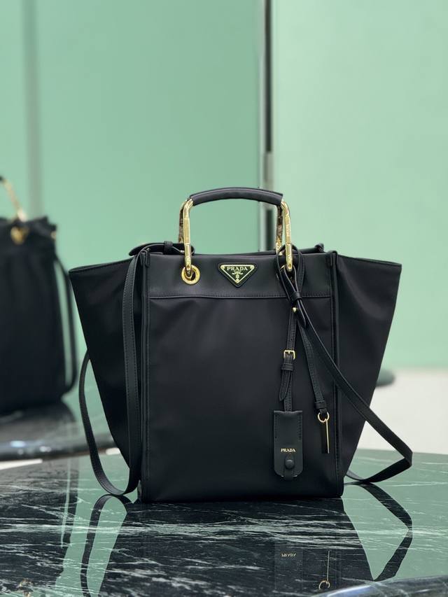 This Tote Bag Adopts Fashionable Geometric Shape, Combines Practical Re-Nylon Re