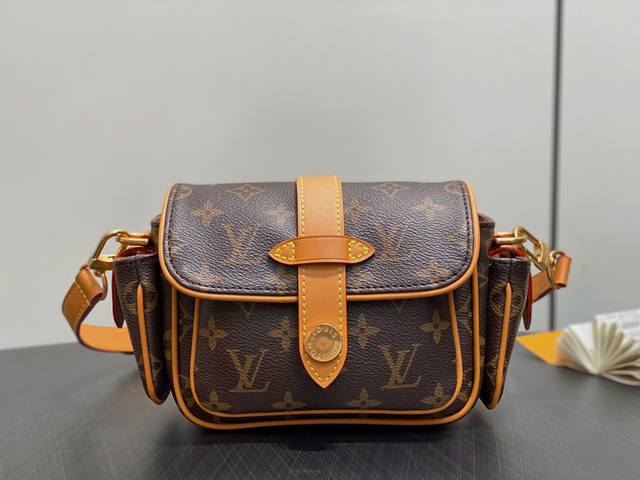 Factory Price P Top Original M14742 Monogram Men's Bag Retro Camera Bag New Carg