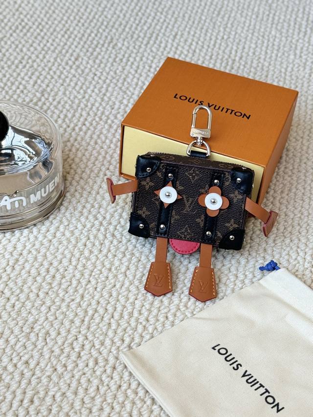 Counter Picture Wearing Picture -Louis Vuitton Mister Trunk Robot Box Bag Keycha