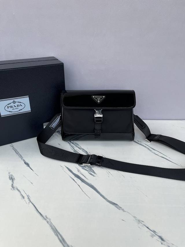 New Post Messenger Bag 2Vd044 Has Been Shipped. This Shoulder Bag Is Made Of Re-