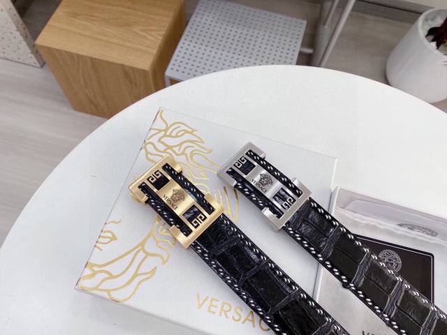 Versace Crocodile Is Made Of Imported Cowhide And Pressed With Crocodile Bone. T