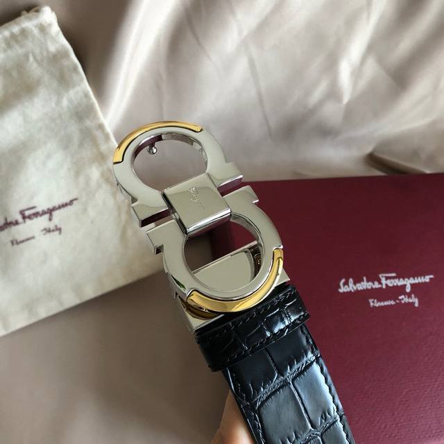 Ferragamo's New 3.5Cm Gancio Double-Circle Color Edge Metal Clip With Top-Grain