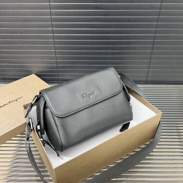 ferragamo Ferragamo Leather Messenger Bag Flap Shoulder Bag Classic All-Match