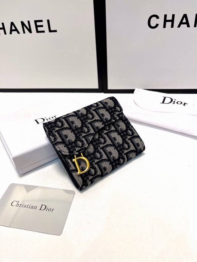 Color Black Size 11*10*2 New Model From Dior Is Now Available. Made Of Top-Grain