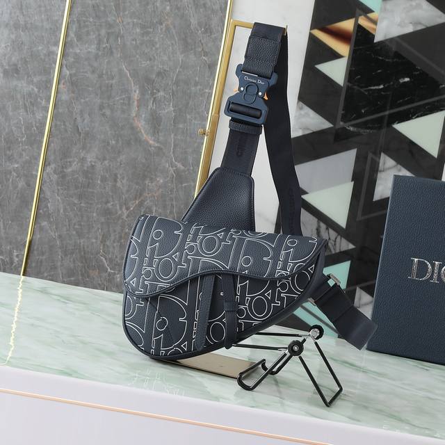 This Saddle Bag Is Stylish And Classic. It Is Carefully Crafted From Navy Blue D