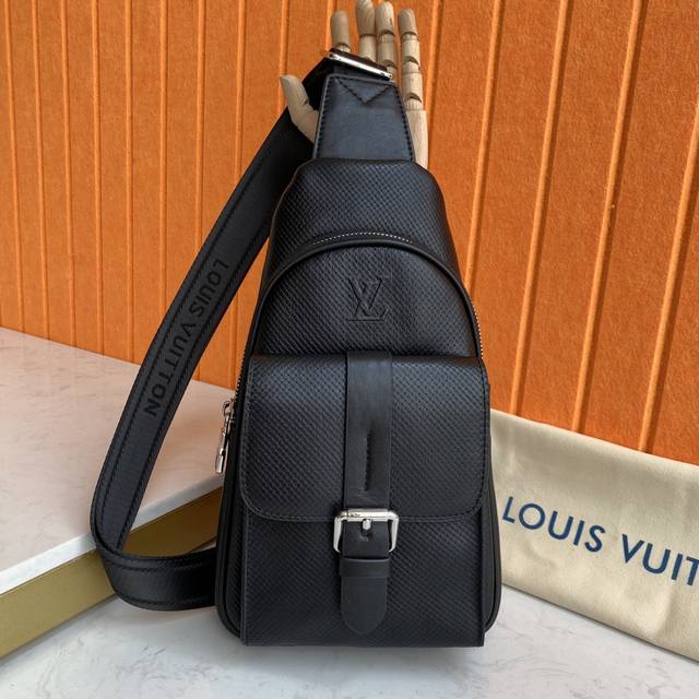 The Latest Hot Model Of The Top Imported Leather High-End Chest Bag Is Shipped I