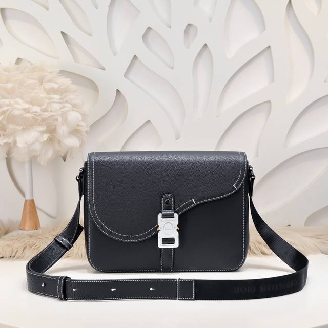 dior - Dior's Latest Saddle Messenger Bag Crossbody Bag. Synchronized With Th