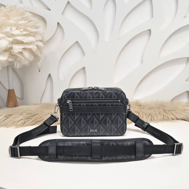 dior - Dior's Latest Messenger Bag, Crossbody Bag, Shoulder Bag, Synchronized