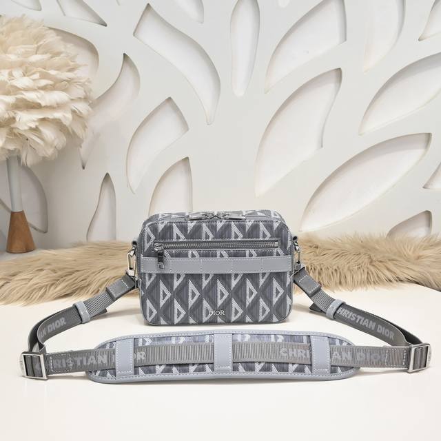 dior - Dior's Latest Messenger Bag, Crossbody Bag, Shoulder Bag, Official Web