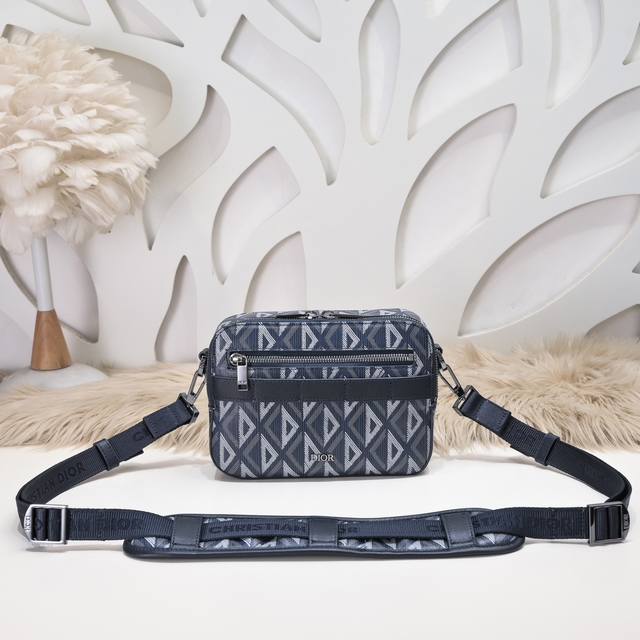 dior - Dior's Latest Messenger Bag, Crossbody Bag, Shoulder Bag, Synchronized