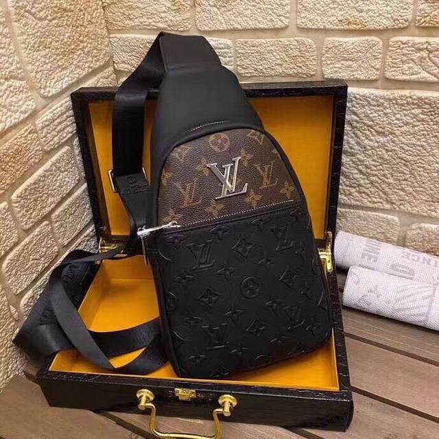 Original Quality Men's Hot-Selling Chest Bag Synchronized Original Cowhide Mater