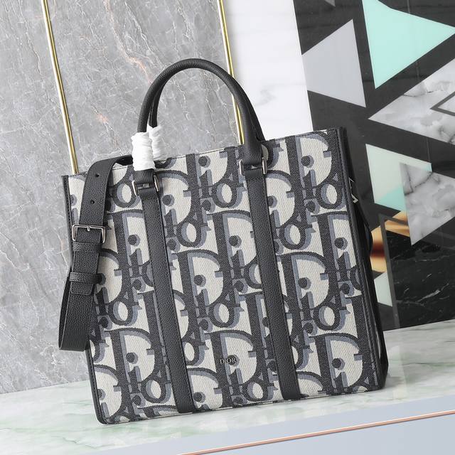 Code: 1Essh232Yxl_H27E The East-West Bag Is A New Addition To The Spring 2024 Me