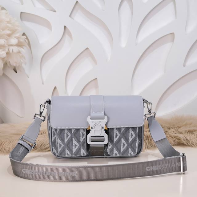 dior-The Latest Messenger Bag From Dior Counters. The Original Quality Is Syn
