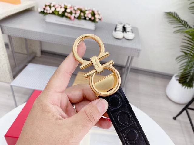 This Belt Is One Of Ferragamo's Classic Accessories. It Is Noble, Elegant And Ti
