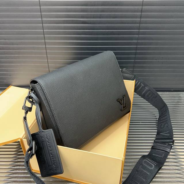louisvuitton Louis Vuitton Cowhide District Flap Messenger Bag Men's Crossbod