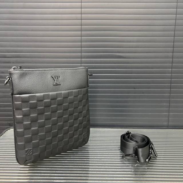 louisvuitton Louis Vuitton Cowhide Shoulder Bag Messenger Bag Classic All-Mat