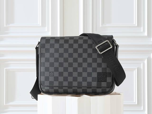 163C01 Chip Top Original Model M42710 Full Leather Black Men's Messenger Bag