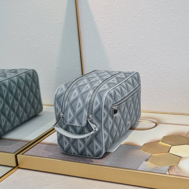 Toiletry Bag Dior Grey Cd Diamond Code: 2492 This Toiletry Bag Combines Practica