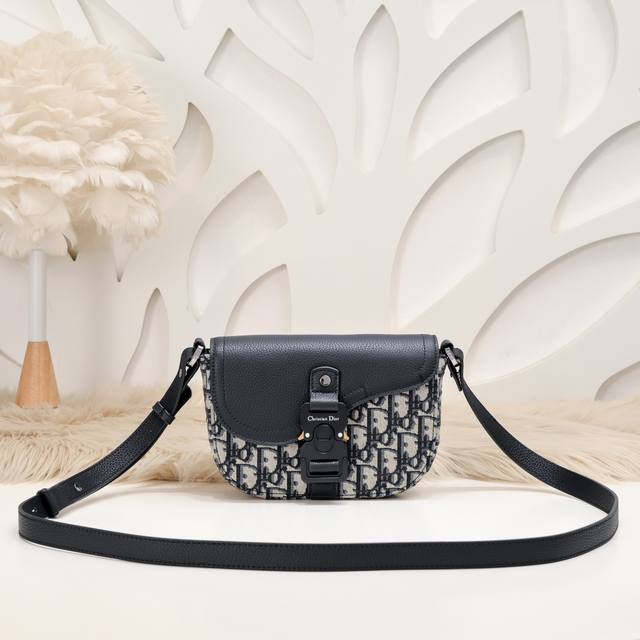 dior - Dior's Latest Messenger Bag, Saddle Clutch, Official Website Synchroni