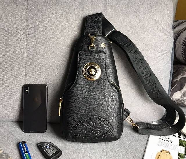 Batch This Soft Cowhide Chest Bag Is Decorated With An Embossed Large Circle Med