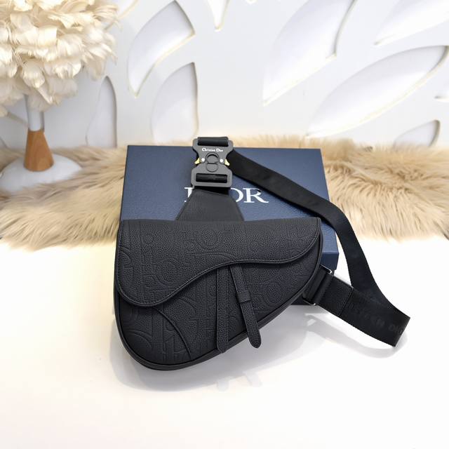 dior - Dior's Latest Saddle Bag Chest Bag, The Official Website Synchronizes