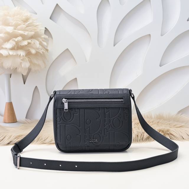 dior - The Latest Crossbody Bag From Dior Counters. New Autumn And Winter Pro
