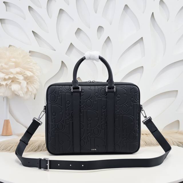 dior - The Latest Briefcase From Dior Counters, Synchronized With The Officia