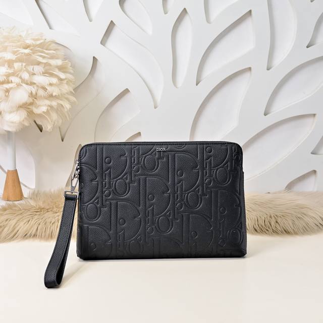 dior - Dior's Latest Clutch Bag. The Official Website Uses Embossing Technolo
