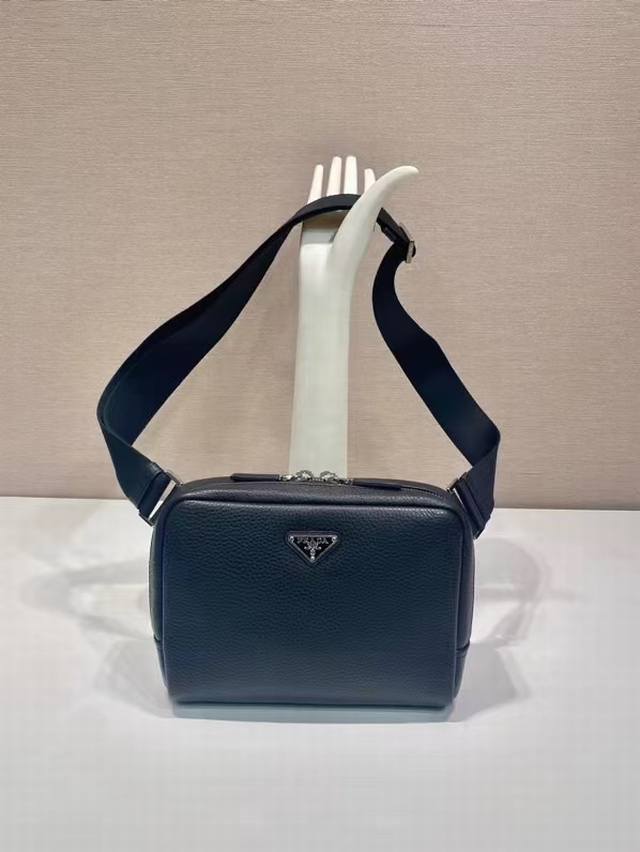 New Chest Bag 2Vh181 Large Size This Leather Shoulder Bag Chest Bag Adopts Fashi
