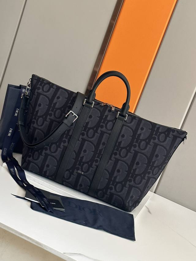 the Weekender 40 Is A New Addition To The Spring 2024 Men's Collection. It Em