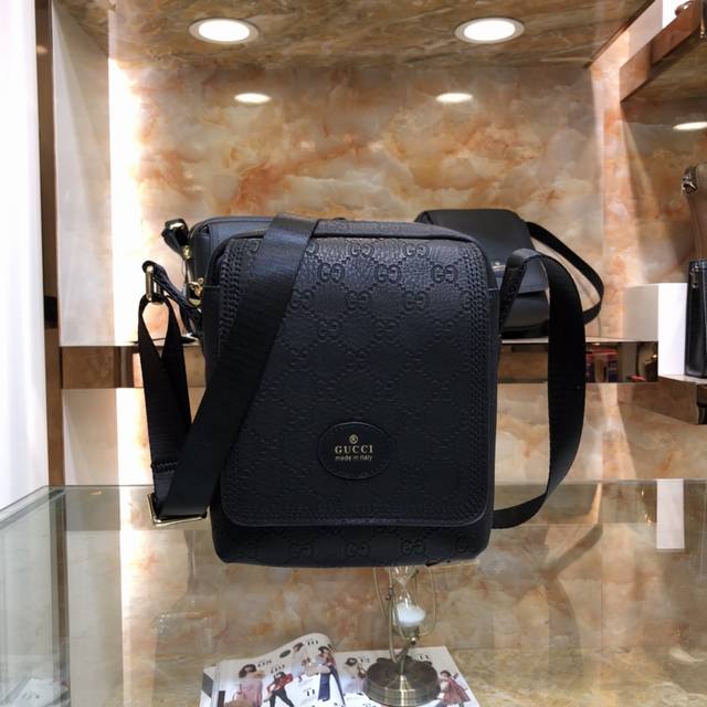 Model:85032-3 Gucci's New Embossed High-End Men's Casual Crossbody Bag Super Exq